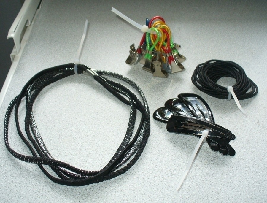 Bei Kabelbindern denken die meisten zuerst daran, dass einmal zugezurrte Binder sich nicht mehr lösen lassen. So ist es aber nicht, denn ein Kabelbinder hat zwei Seiten und bietet somit zwei Verwendungsmöglichkeiten.