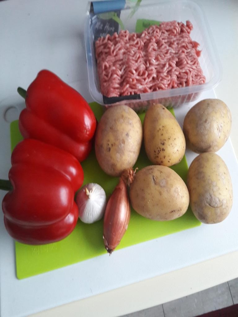 Aus Hackfleisch, Kartoffeln und Paprika einen pikanten Hackfleischtopf herstellen.