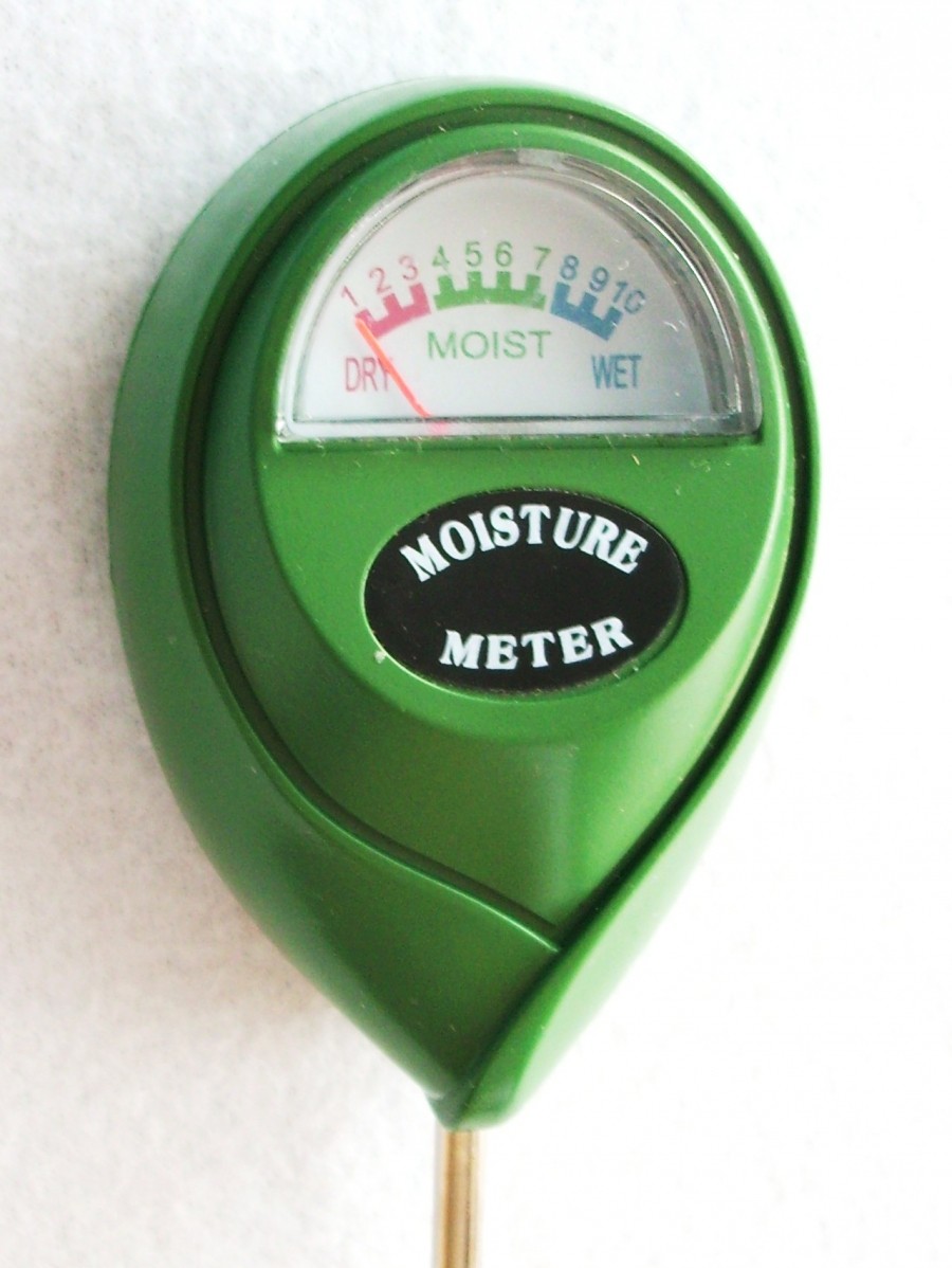 Feuchtigkeitsmesser/Moisturemeter: Dieses Gerät zeigt schnell und zuverlässig den Feuchtebereich des Bodens an. 