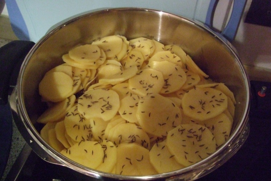 Ein Rezept für die Zubereitung im Schnellkochtopf: Hackfleisch mit Kartoffeln und Wirsing oder Weißkohl.