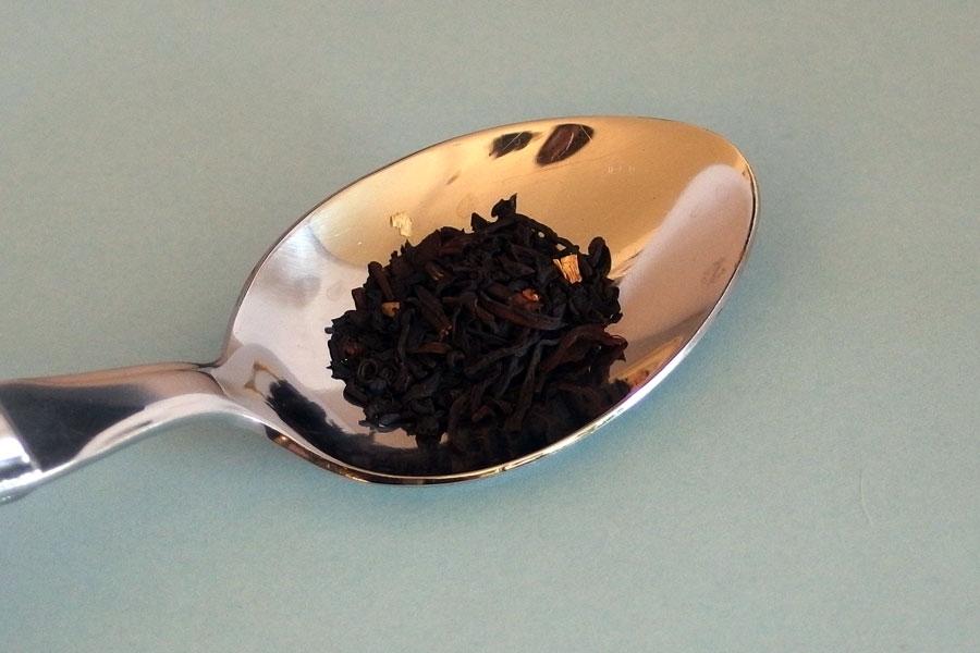 Gegen Knoblauchfahne hilft es 1 Minute lang schwarzen Tee zu kauen.