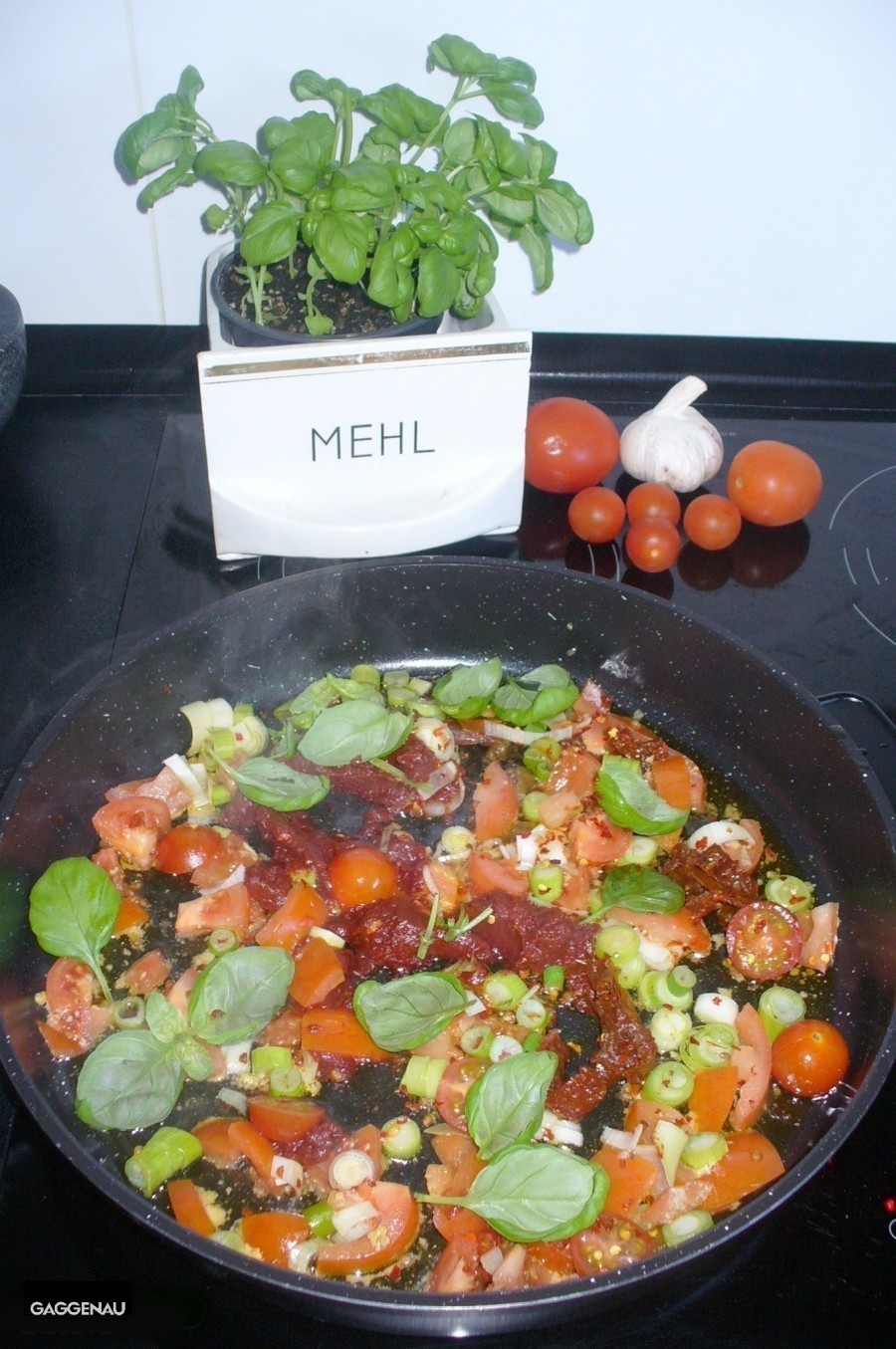 Fischröllchen in fruchtiger Tomaten-Knoblauch-Olivensoße. Ein Blitzrezept, das ohne großen Aufwand zubereitet werden kann. 
