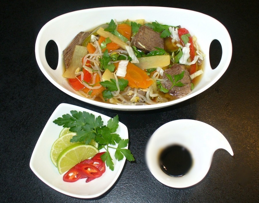 Heute hatten wir Appetit auf viel frisches Gemüse in einer scharfen Suppe. Daraus entstand diese "Asiatische Rindfleischsuppe". 