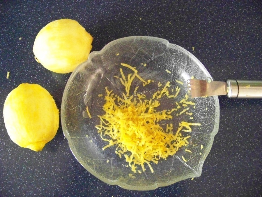 Die Zitronen warm abwaschen und mit einem Zestenreißer reißen wir ihnen mit viel Gefühl das gelbe Kleid vom Leibe.