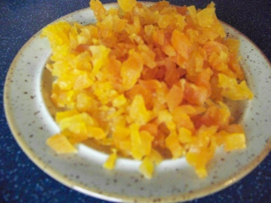 Die Aprikosen sehr fein würfeln. Das Quittengelee im Wasserbad erhitzen und die Aprikosenwürfel einrühren. Das Gemisch abkühlen lassen.
