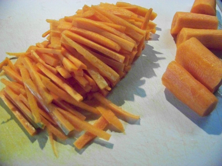 Für die Pekingsuppe müssen die Karotten geputzt werden und dann werden sie in ca. 4 cm lange Stifte geschnitten.