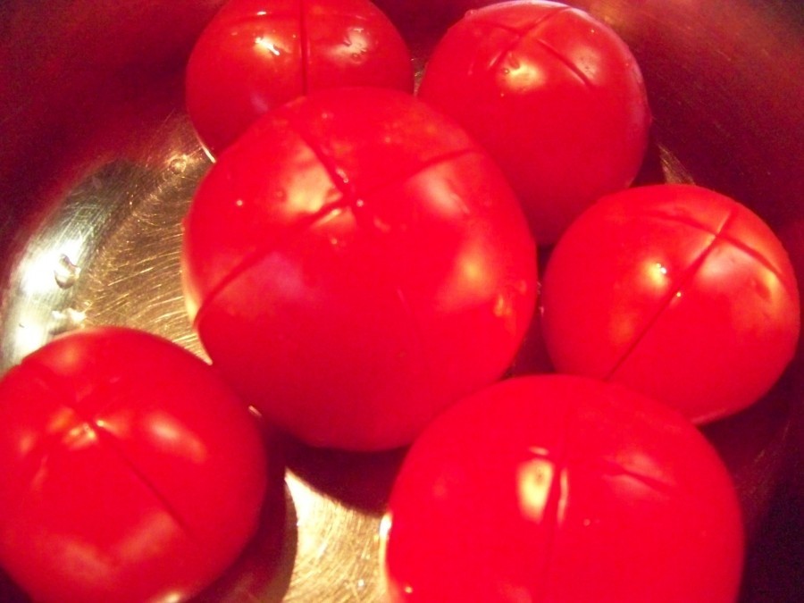 Die Tomaten am Blütenansatz über Kreuz einritzen, mit kochendem Wasser übergießen, ca. 3-4 Minuten ziehen lassen, unter kaltem Wasser abkühlen, häuten, vom Innenleben befreien und grob zerkleinern.