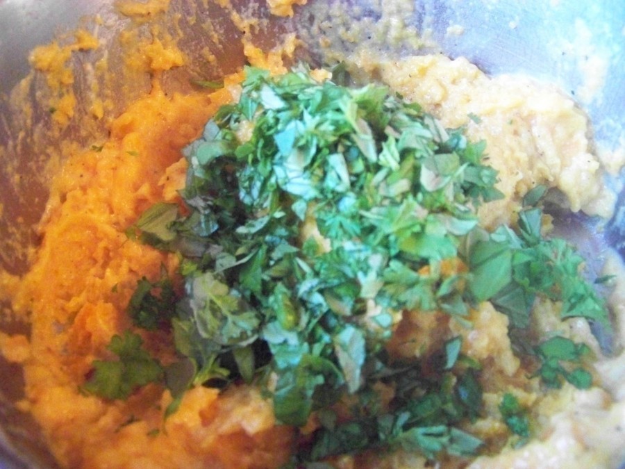 Den Süßkartoffelstampf mit Salz, Pfeffer, Chilipulver und frischer Muskatnuss nach Gusto abschmecken.
