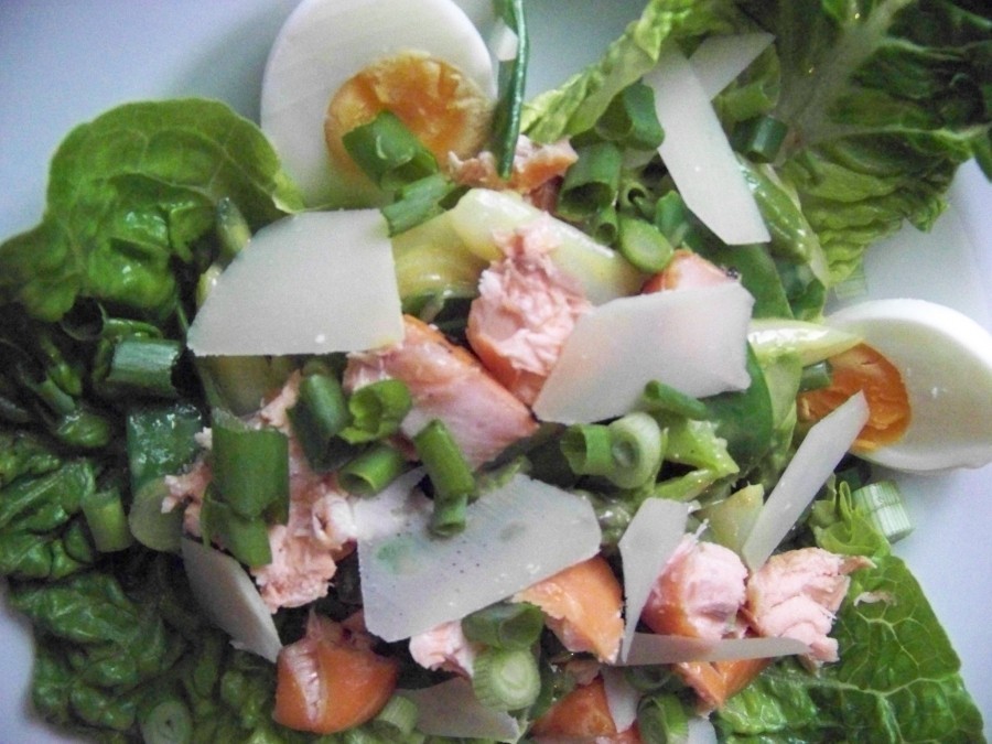 Auf großen tiefen Tellern einige Salatblätter dekorativ verteilen und darüber den Spargelsalat setzen, mit einem EL Vinaigrette die Salatblätter beträufeln. 2 Eihälften ansetzen und die Stremellachsstücke darüber verteilen. 