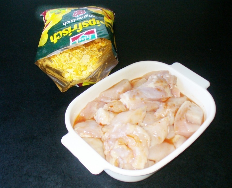 Die gewaschene getrocknete Hähnchenbrust wird in mundgerechte Stücke geschnitten und für ca. 1 Stunde in einer Soße nach Wahl mariniert.