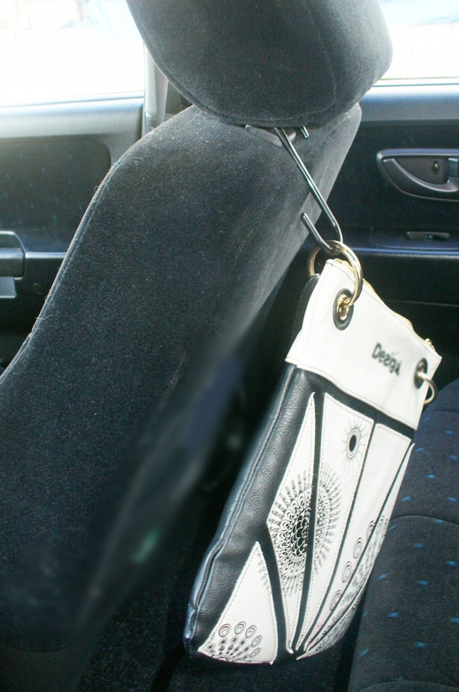 Oft hat man das Problem, dass man nicht weiß, wo man die Tasche im Auto verstauen soll: So ist sie sicher verstaut und jederzeit griffbereit.