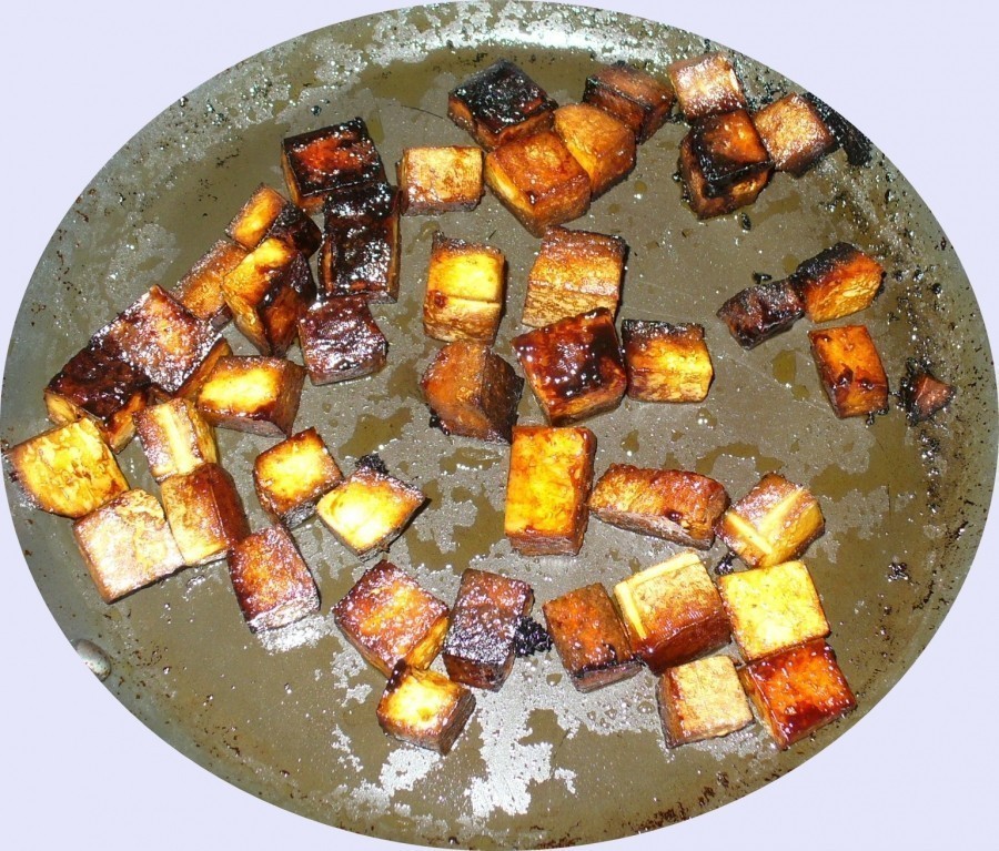 Kokosfett in einer Pfanne auslassen und den klein geschnittenen Tofu darin von jeder Seite 4-5 Minuten knusprig anbraten.