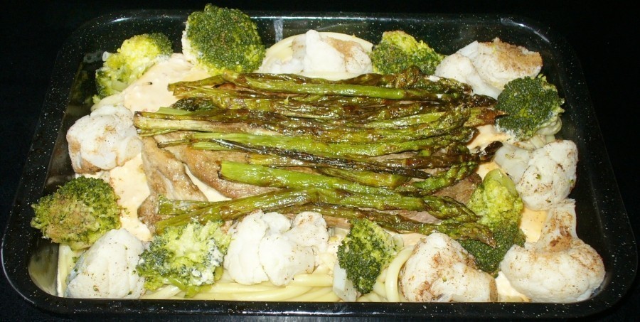 Das aufgeklappte Filet wird mit grünem Spargel bedeckt,Brokkoli und Blumenkohl werden rechts und links verteilt. 