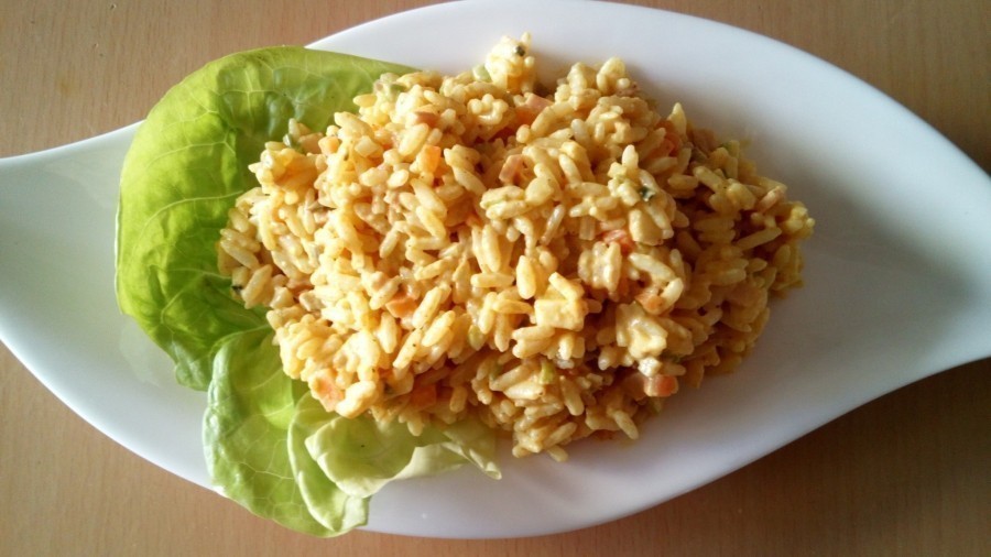 Eine leckere Beilage zu Gegrilltem oder Kurzgebratenem und zudem ein Rezept um Reste aus dem Kühlschrank zu räumen: Reissalat mit Curry.  