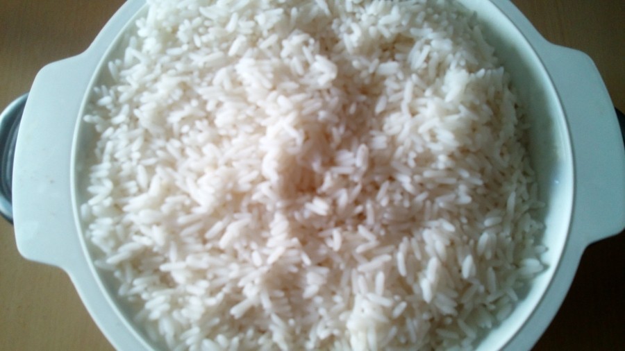 Den Reis etwas kürzer (ca. 2 Minuten) als auf der Packung angegeben kochen, damit er noch biss hat, dann auskühlen lassen.