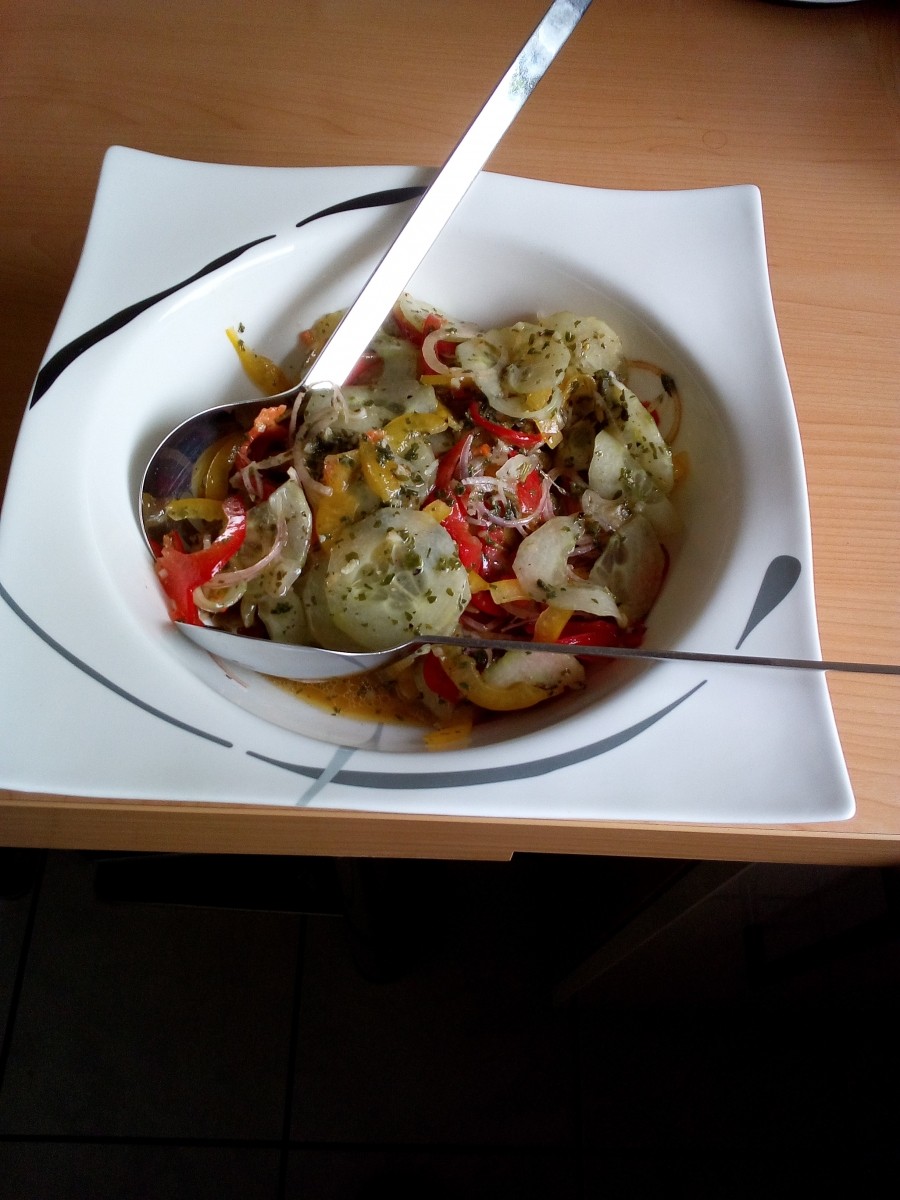 Ein bunter Salat mit einem Kräuterdressing angemacht, passt sehr gut zu diesem Gericht.