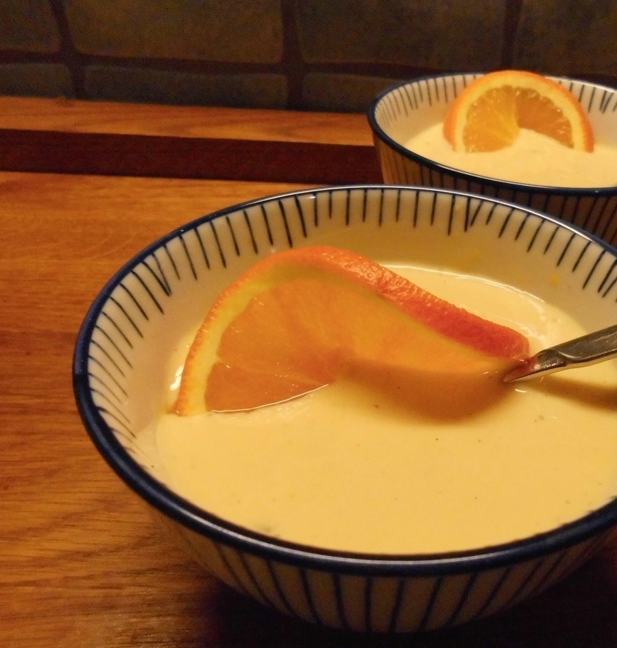 Köstlich & fruchtig schmeckender milchfreier Orangenpudding - im Schnellkochtopf geht die Zubereitung ganz schnell.