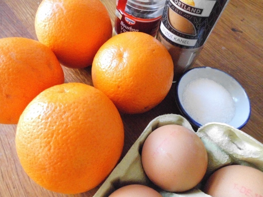 Eine Orange heiß abwaschen, abtrocknen und die Schale abreiben. Alle Orangen auspressen. 4 Eier in eine Rührschüssel aufschlagen und nur soweit verrühren, dass Eiweiß und Eigelb vermischt ist. Nicht schaumig rühren!