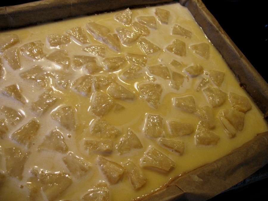 Die Füllung für den  Ananas-Schmand-Kuchen wird auf dem abgekühlten Boden verteilt.