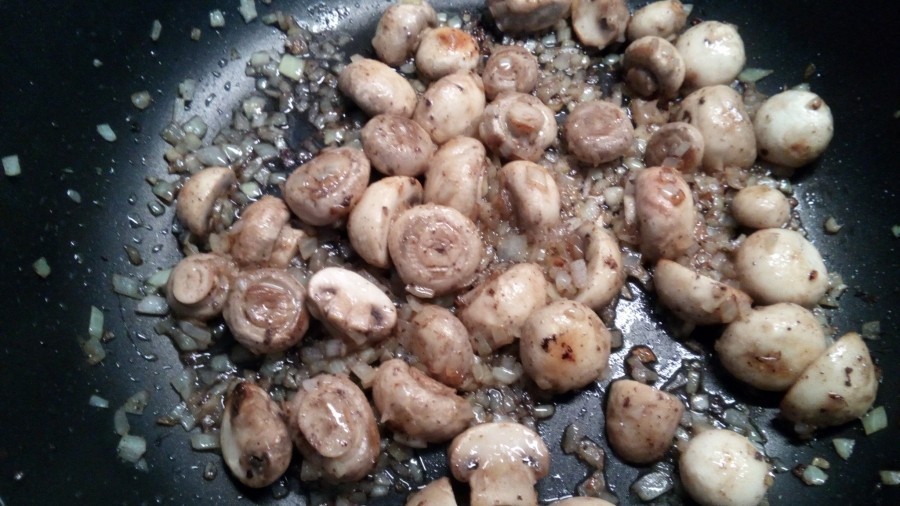 Im Fett von der Leber die Champignons und die Zwiebeln Farbe nehmen lassen, mit Salz und Pfeffer würzen und mit Rotwein ablöschen und aufkochen.