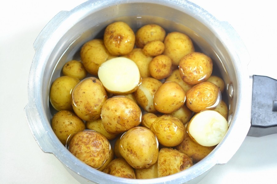 Kartoffeln für schwäbischen Kartoffelsalat besonders perfekt im Schnellkochtopf kochen: So wird es gemacht.