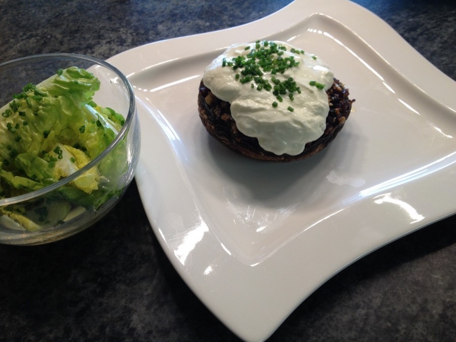 Eine leichte, sommerliche Speise: leckere gefüllte Champignons. Dazu passt frischer grüner Salat sehr gut.