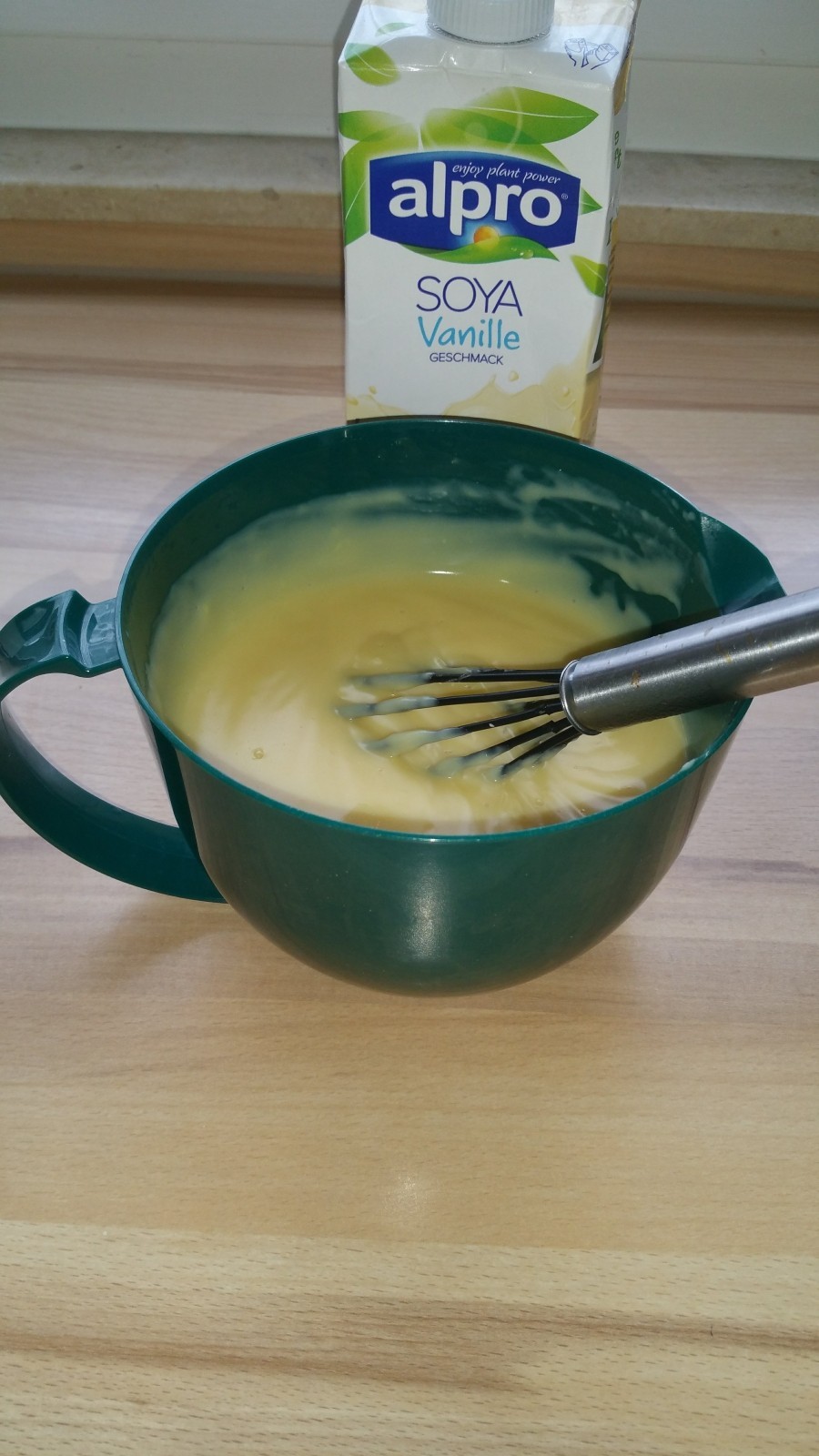 Wer Pudding mit einer Milch-Alternative zubereiten möchte, der kann das problemlos tun: Hier ein Rezept für Pudding mit Vanille-Sojamilch. 