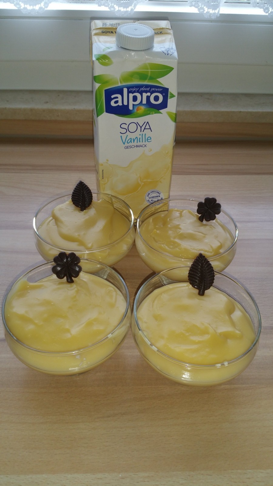 Milch-Alternative für Pudding: Leckerer Vanillepudding mit Soja-Vanillemilch zubereitet. 