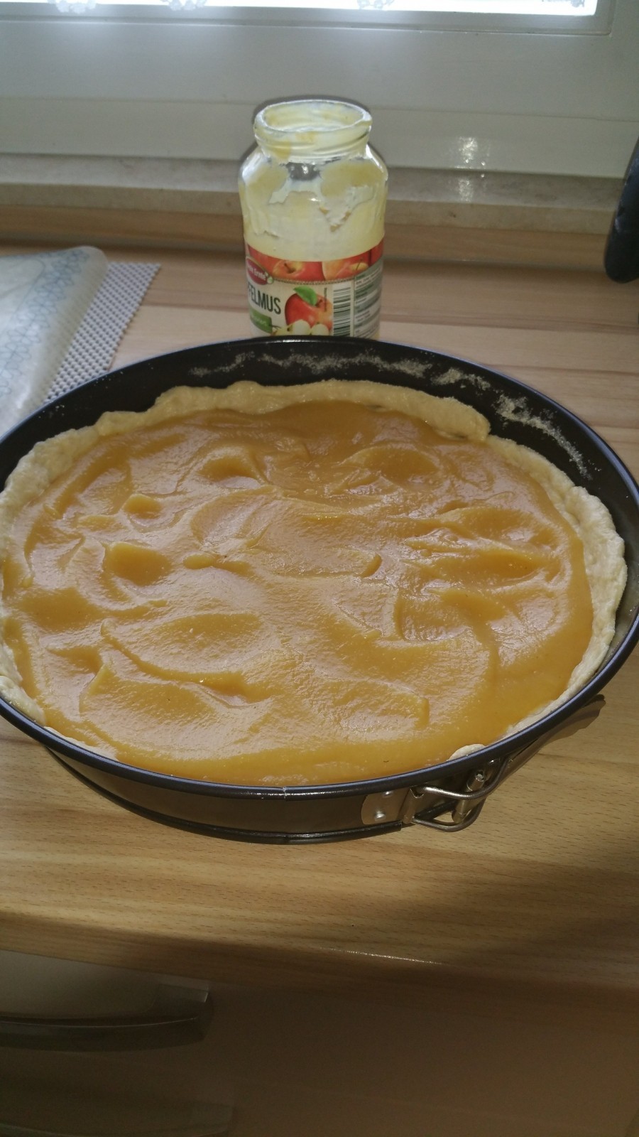 Einfach und schnell ist dieser leckere Kuchen mit Apfelmus gemacht. Für den Kuchen wird ein Hefeteig hergestellt. 