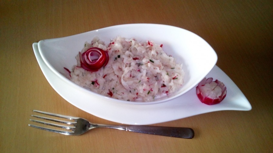 Lecker und erfrischend und somit für den Sommer ideal als Beilage zu Fisch oder Fleisch, ist dieser Rettich-Radieschen-Salat.