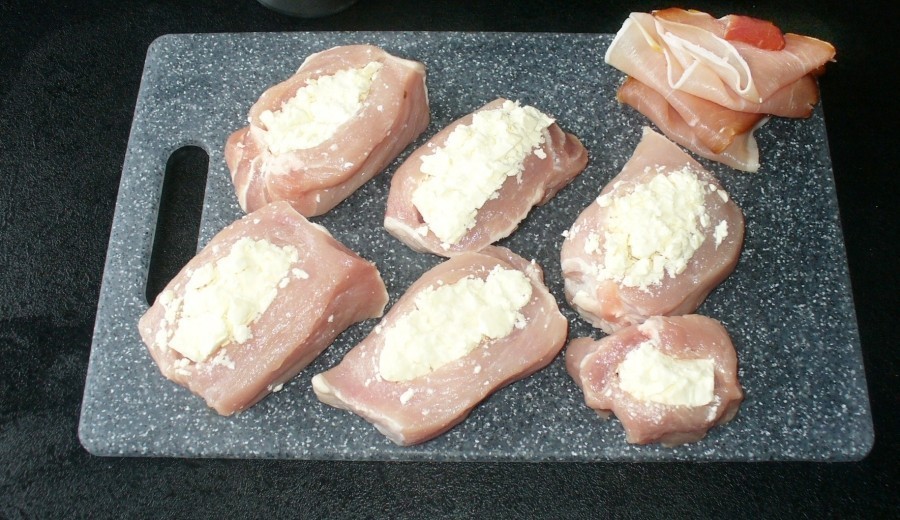 Feta-Käse in Scheiben schneiden. Mit den Fingern eine kleine Mulde in das Filet drücken und mit dem Käse füllen.