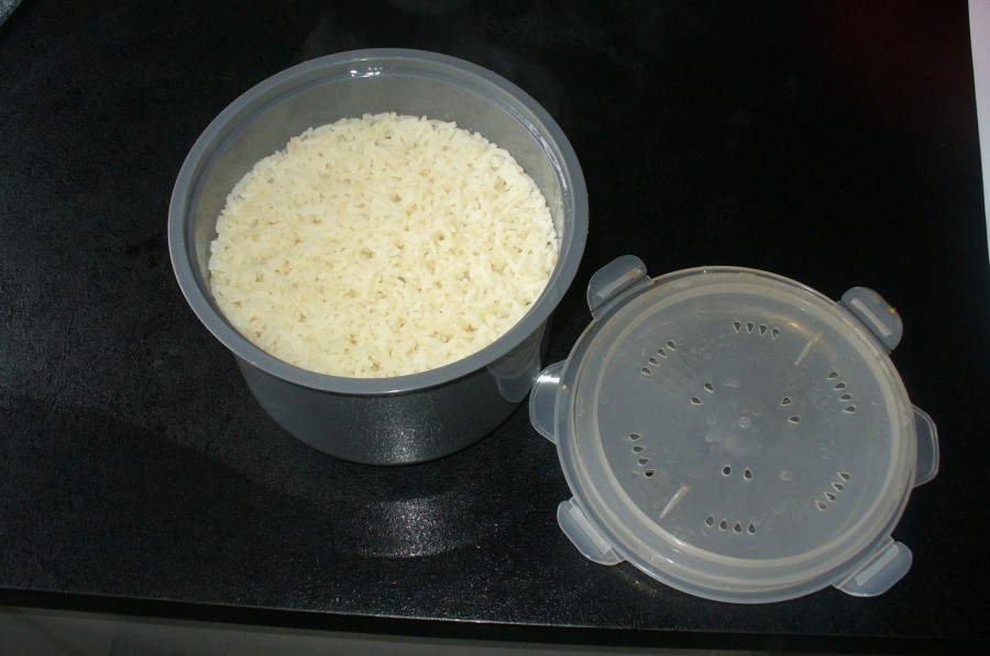 Reis nach Vorgabe kochen. Hier: in der Mikrowelle (Garzeit 12 Minuten).