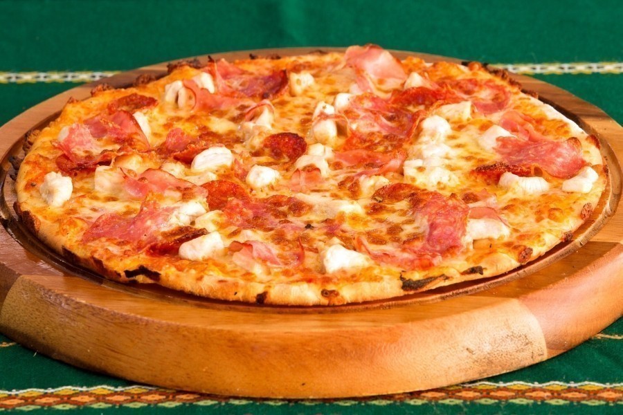 Weil man oft nicht einschätzen und herausschmecken kann, wie viel Salz ein Lebensmittel enthält, hier ein Beispiel für eine "Salzbombe": Fertig-Pizza aus der Tiefkühltruhe.