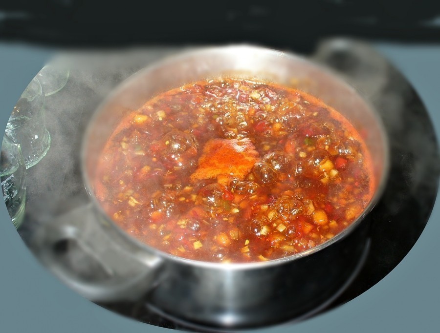 Gewählten Gelierzucker nach Packungsanleitung einstreuen und aufkochen. Kochend heiß in sterilisierte Gläser füllen, sofort verschließen, auf den Kopf stellen.