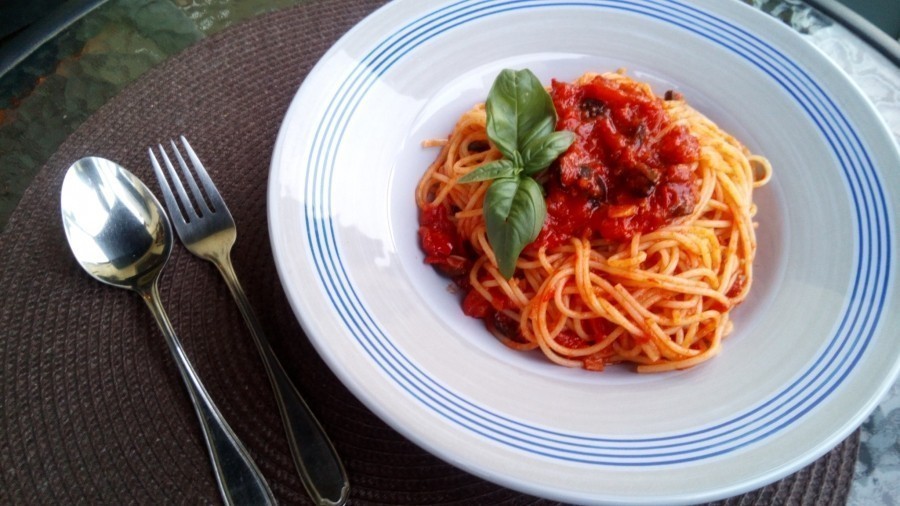 Die Angaben für diese feurigen Spaghetti sind für eine mittlere Schärfe, wer es gerne etwas schärfer mag, kann auch noch mit etwas Tabasco, oder Harissapaste nachhelfen.
