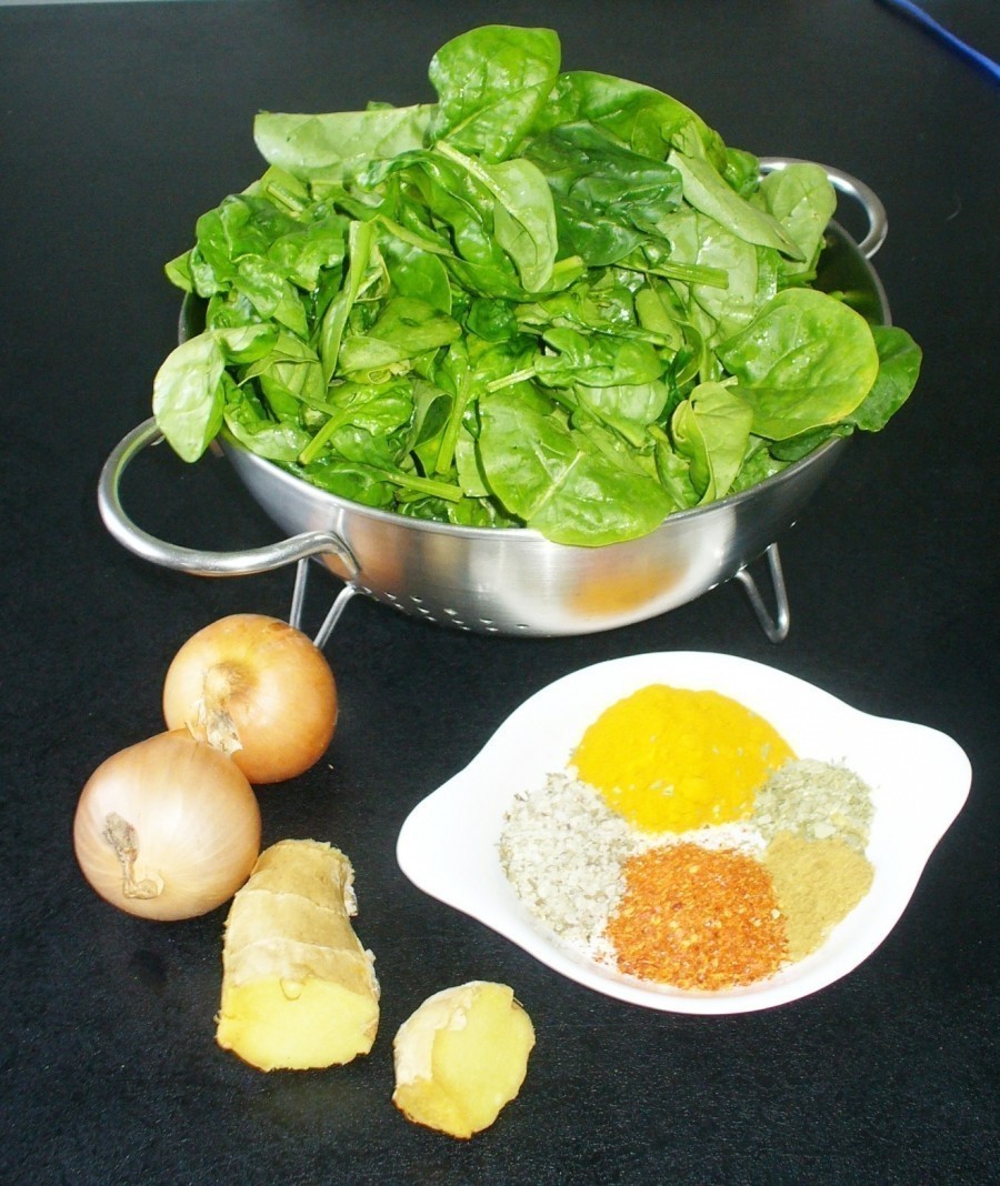 Die Zutaten für das überbackene Kabeljaufilet mit Spinat auf indische Art werden vorbereitet.