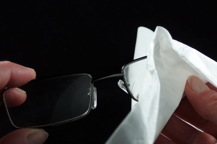 Die Brillengläser von beiden Seiten ablecken (nicht draufspucken!) und mit einem Papiertuch trockenreiben. 