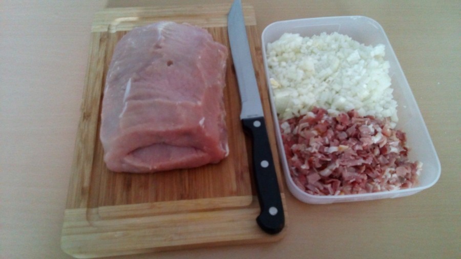 Das Fleisch pariere ich (Sehnen, Silberhaut, ggf. Fett entfernen) und schneide eine Tasche hinein. Das geht am besten mit einem langen, scharfen Messer.