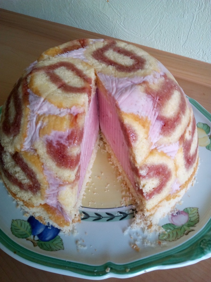 Diese Erdbeer-Buttermilch-Torte ist himmlisch fruchtig und schmeckt köstlich. 