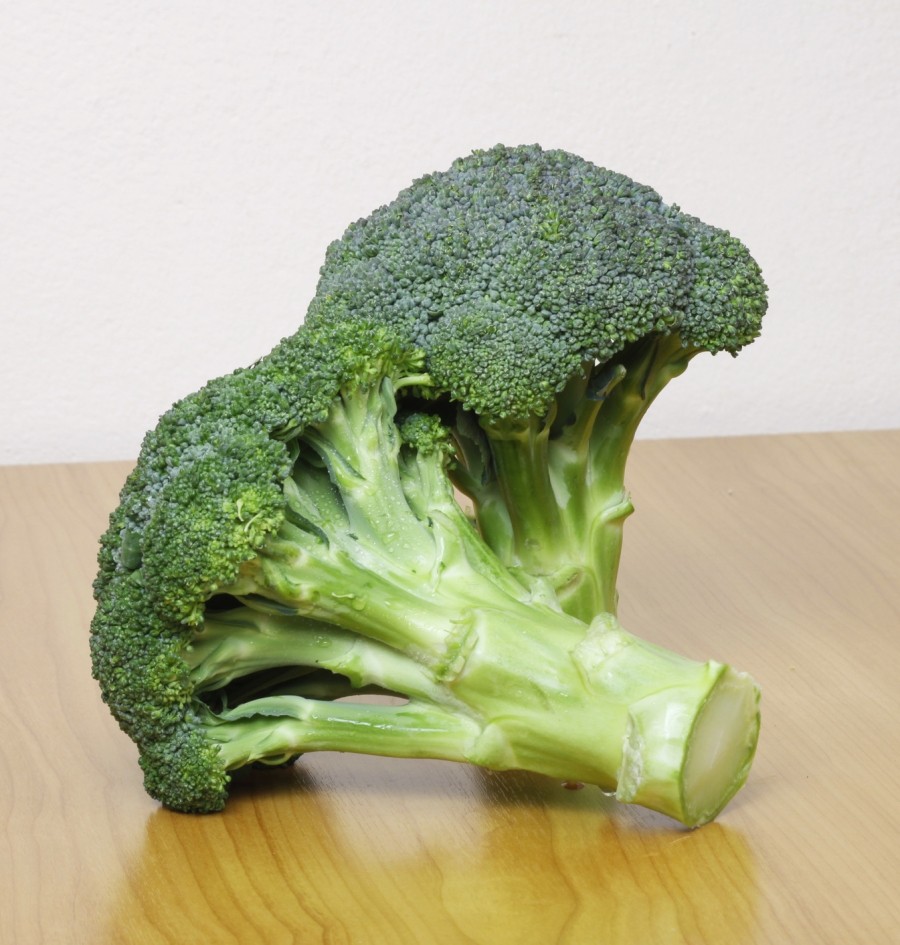 Der rohe Stiel vom Brokkoli schmeckt ähnlich wie Kohlrabi und kann z. B. im Salat oder einfach klein geschnitten gegessen werden!