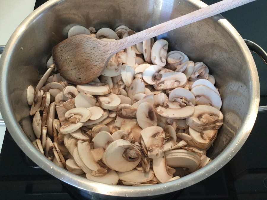 Kokosöl in einem Topf erhitzen. Zwiebel und Knoblauch zugeben und glasig dünsten. Mit den Kräutern der Provence würzen.  Die Pilze zugeben und solange schmoren, bis die gesamte Flüssigkeit aus den Pilzen verdampft ist.