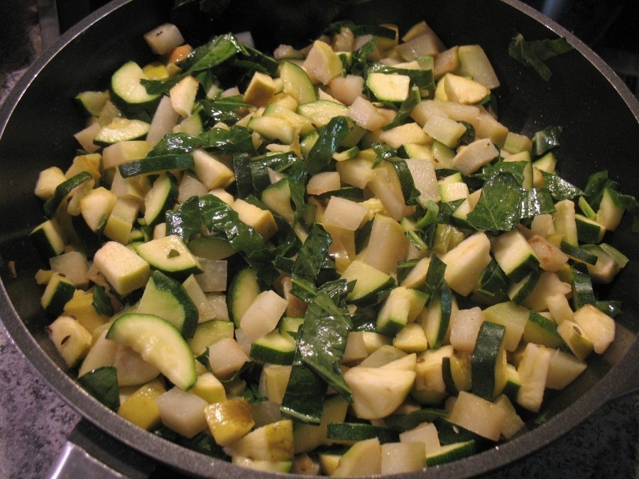 Gemüsepfanne mit Kohlrabi und Zucchini: Auch die gründlich gewaschenen Zucchini können mit der Schale zubereitet werden.