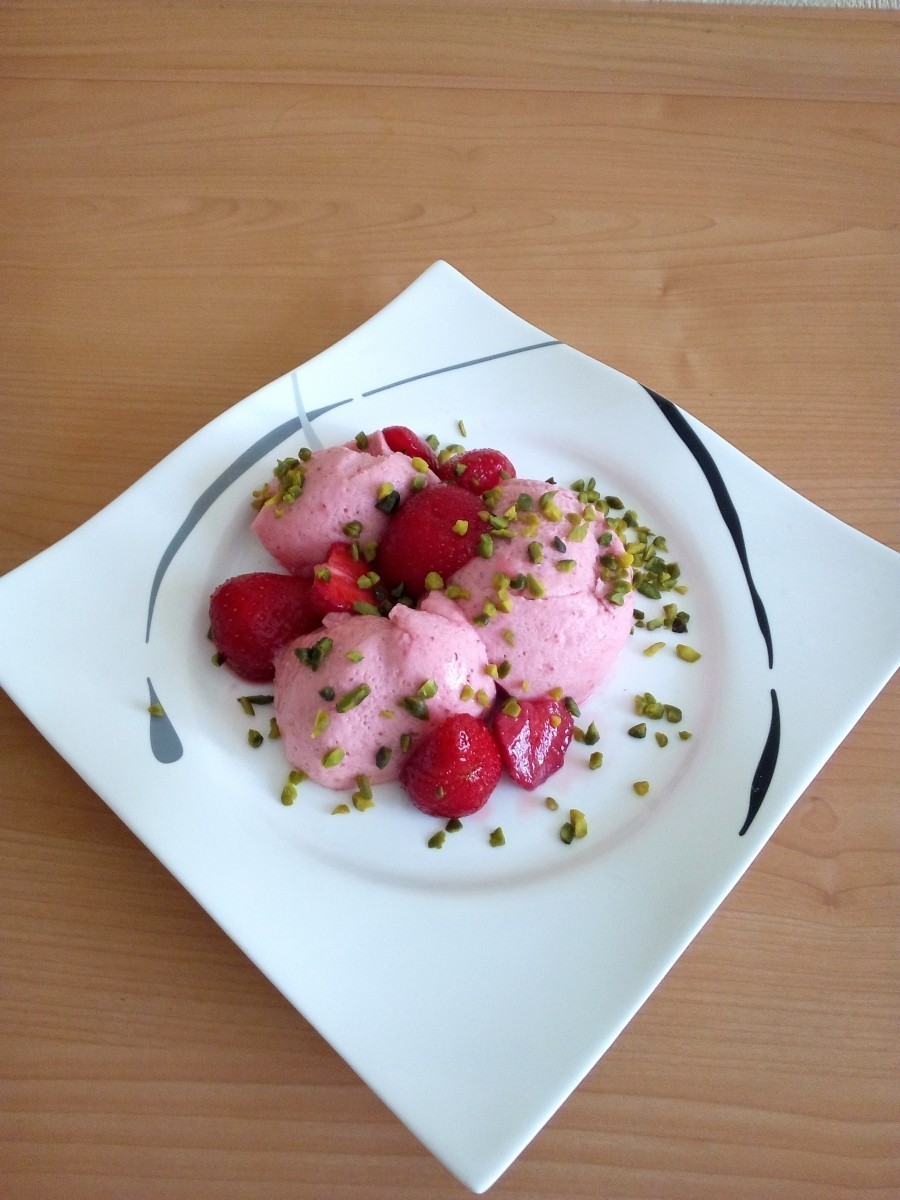 In der Erdbeerzeit muss man einfach was Leckeres aus den köstlichen Beeren zaubern. Wie wäre es mit dieser schnellen Erdbeer-Mousse?