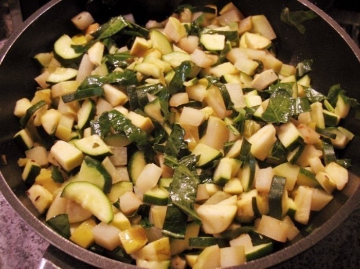 Leckere Gemüsepfanne mit Kohlrabi, Zucchini und Apfel: Bei diesem Rezept werden Kohlrabi und Zucchini komplett verwendet.