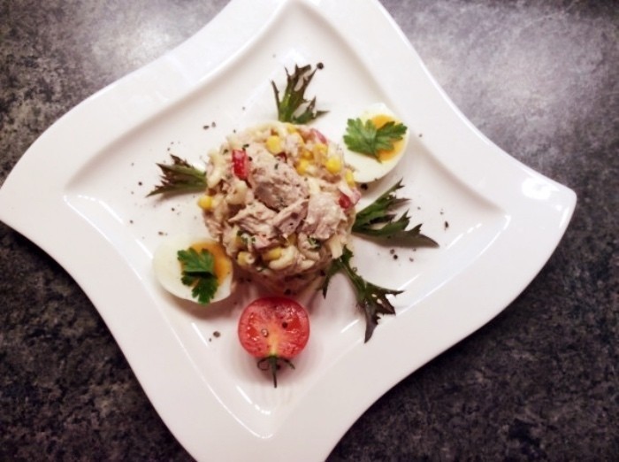 Der Thunfisch-Nudelsalat ist leicht vorzubereiten und eignet sich hervorragend als Vorspeise. Auch als sommerliche Hauptspeise ist er bestens geeignet. Der Fantasie bei den Zutaten sind keine Grenzen gesetzt.