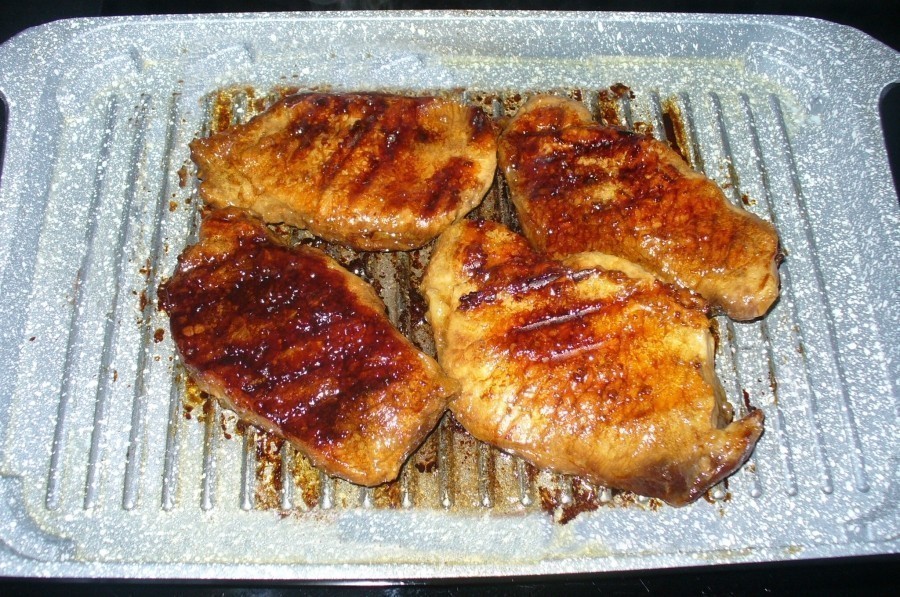 Butter und Öl in einer Pfanne erhitzen. Die abgetropften Steaks von beiden Seiten scharf anbraten. Backofen auf 200 Grad vorheizen.
