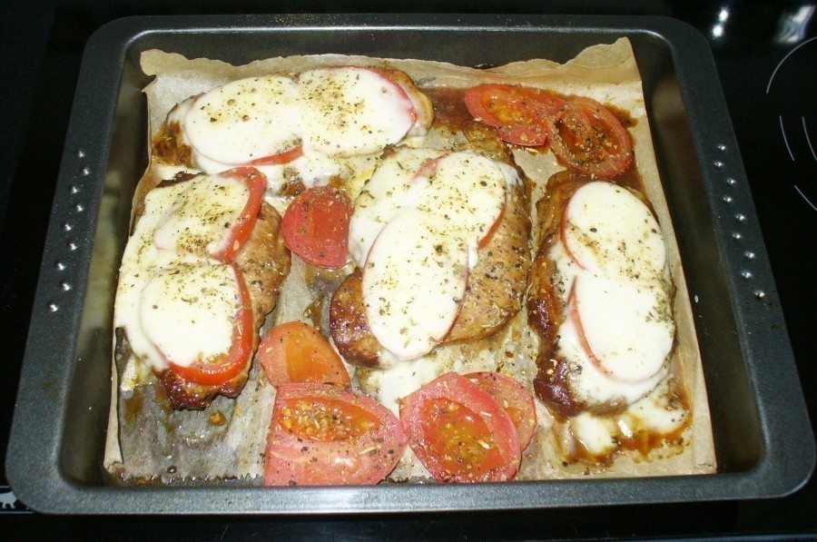 Vor dem Servieren mit einem Klecks Tomatenpesto oder Tapenade und Basilikum verfeinern. Dazu gibt es einen bunten Blattsalat 