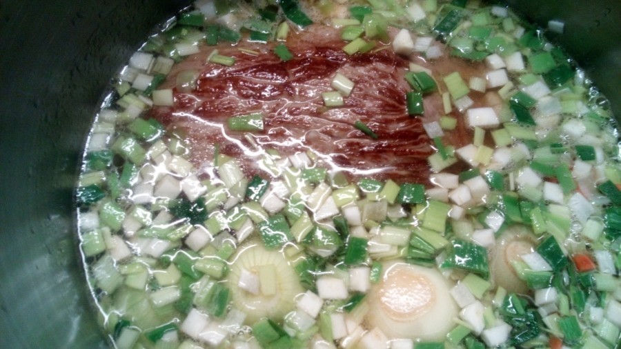 Dann gebe ich das Suppengemüse hinein und gieße mit Wasser auf, dass das Fleisch gut bedeckt ist.