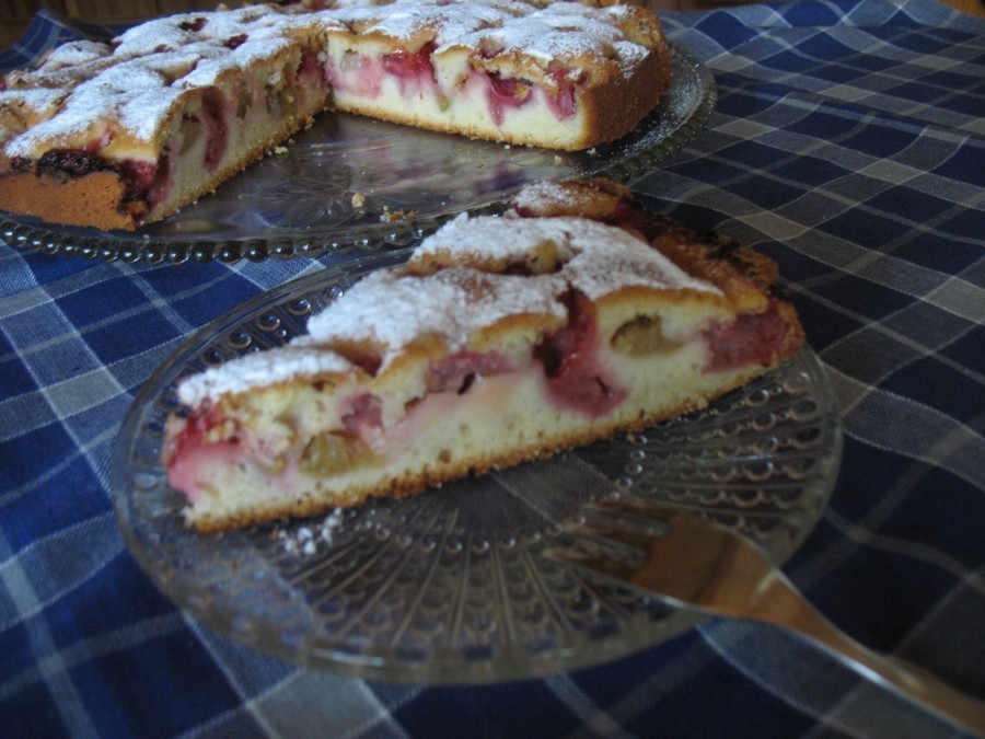 Die mit Puderzucker bestäubte Rhabarber-Erdbeer-Joghurt-Torte schmeckt mit, aber auch ohne Sahne superlecker!