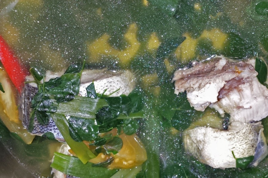 Eine Fischsuppe mit Seelachs und Gemüse ist schnell & einfach zubereitet.